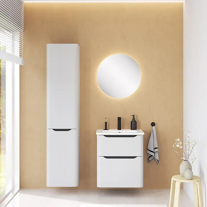 VitrA Integra Round Badmöbel-Set - Gesamtbreite Badmöbel: 60 cm, Hellgrau, Matt - Moderne weiße Badezimmermöbel-Garnitur mit Hochschrank und Waschtischunterschrank, schwarzen Akzenten, in hellem, warmgetöntem Badezimmer.