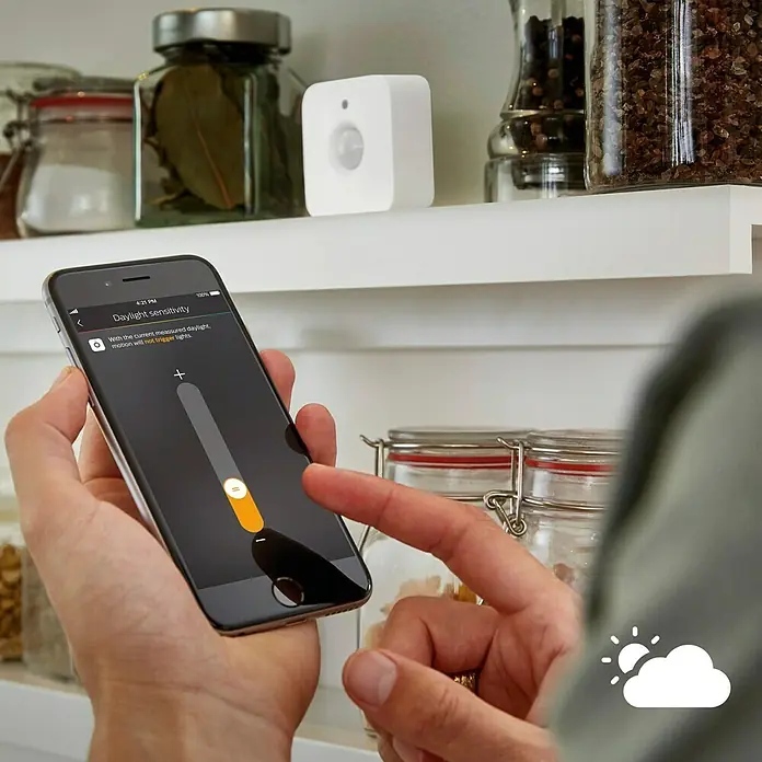 Philips Hue Bewegungsmelder - Weiß, L x B x H: 2 x 5,5 x 5,5 cm - Nahaufnahme eines Smartphones, das die Tageslichtempfindlichkeit eines smarten Bewegungssensors anzeigt.