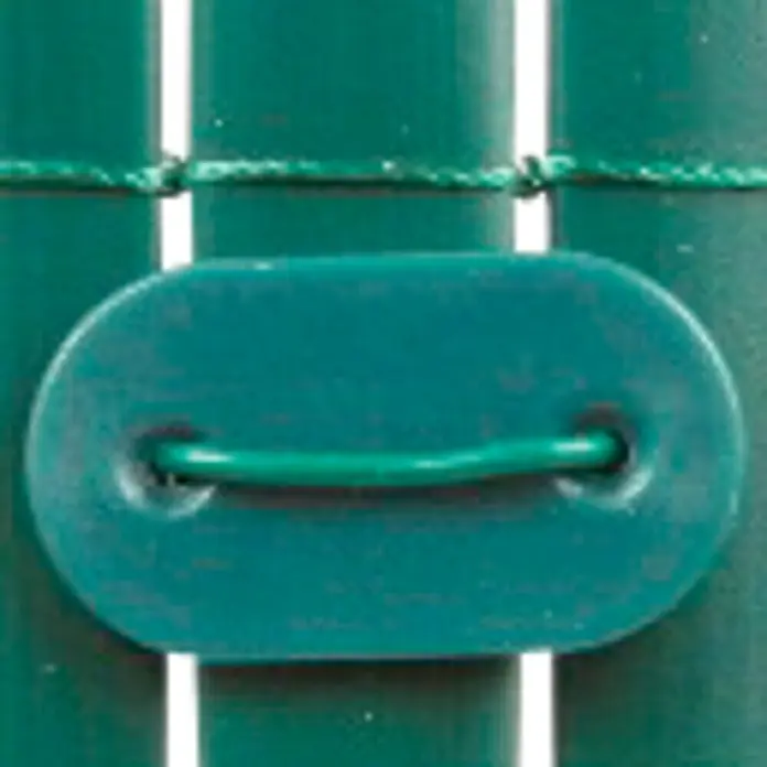 Nortene Clip de fijación Fixcane - Plástico, Verde, 26 ud. - Primer plano de un clip verde para cerca eléctrica con fijación de alambre en un poste, asegurando seguridad y durabilidad.