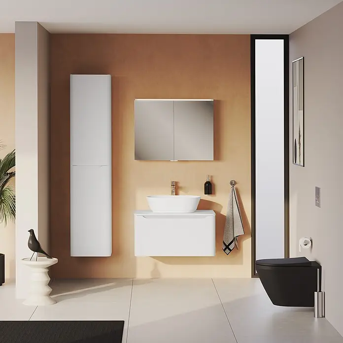 VitrA LED-Spiegelschrank - B x H: 80 x 62 cm, Mit Beleuchtung, Weiß - Modernes Badezimmer mit weißem wandhängenden Waschtisch, Aufsatzwaschbecken, hohem Schrank und einer eleganten schwarzen Wand-WC.