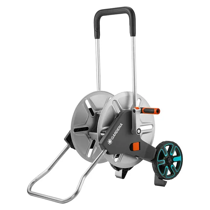Gardena Schlauchwagen AquaRoll M Metall - Kunststoff/Metall, Schlauchkapazität: 60 m, 13 mm (½″) - Gartenwagen mit Schlauchaufroller. Der Schlauchwagen von Gardena ist grau und hat einen orangefarbenen Griff und Räder mit blauen Akzenten.