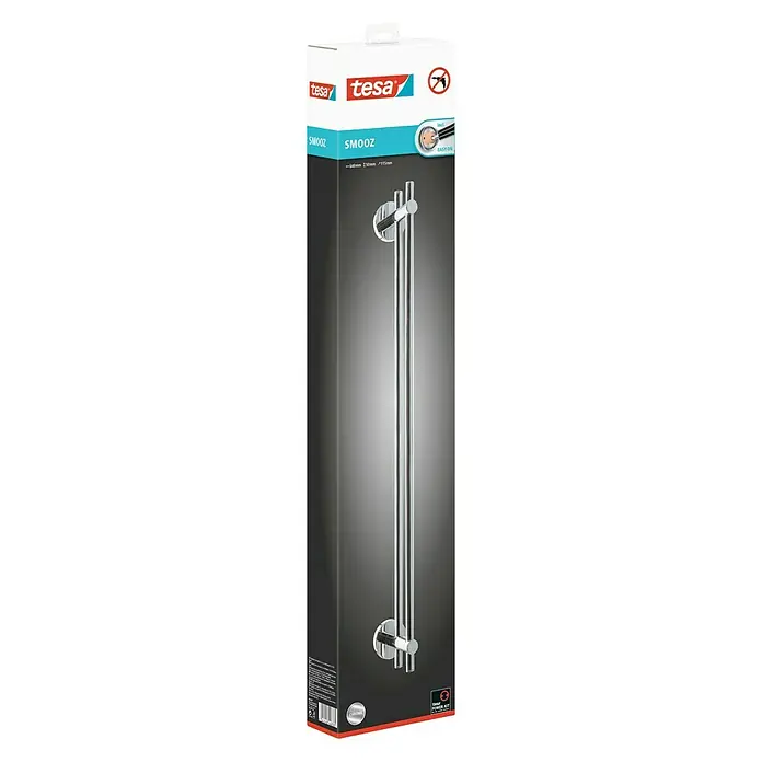 Tesa Smooz Doppel-Badetuchhalter - 2-armig, Chrom, Glänzend - Bild einer Tesa Smooz Handtuchstange in einer Verpackung. Die Stange ist aus Chrom und hat eine Länge von 640mm.