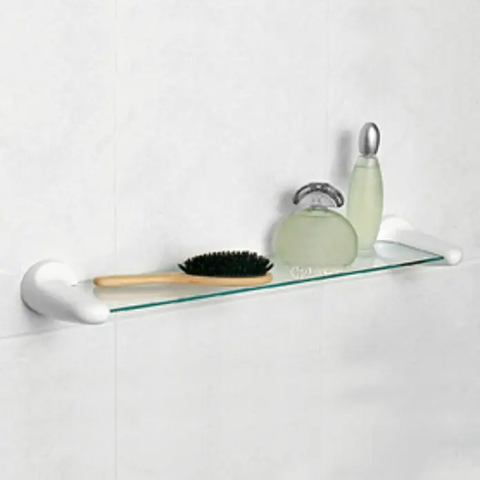 Tatay Estante para baño - Ancho: 57 cm, Polipropileno, Blanco - Un estante de cristal con soporte blanco en una pared de azulejos, con un cepillo y dos frascos de perfume.