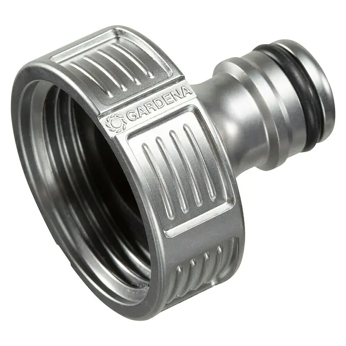 Gardena Hahnstück - Gewindegröße Wasserhahn: 33,3 mm (G 1″) - Nahaufnahme eines Gardena-Gartenschlauchverbinders aus Metall mit dem Markennamen Gardena.