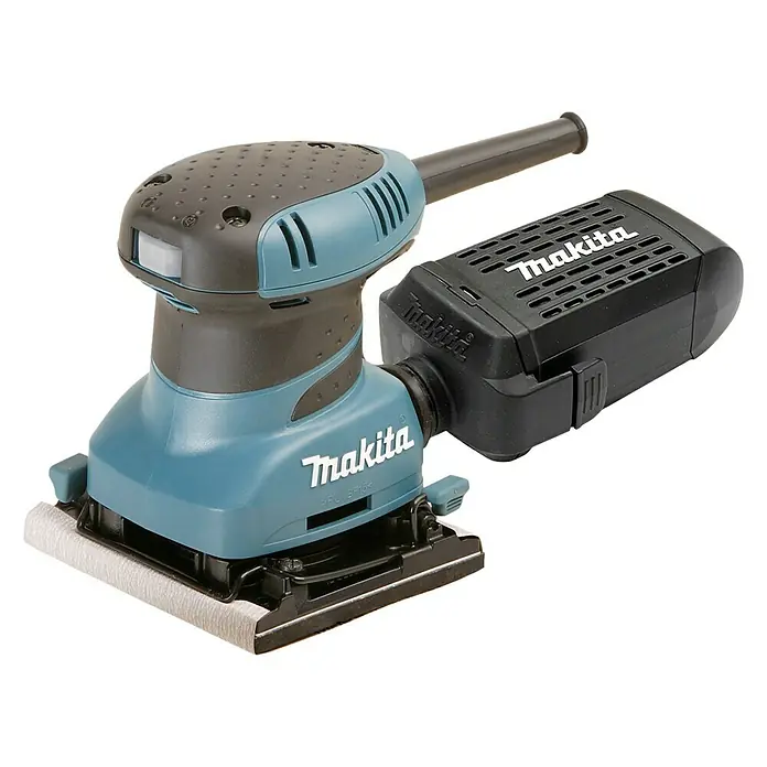 Makita Elektro-Schwingschleifer BO4555J - 200 W - Nahaufnahme eines Makita Akku-Exzenterschleifers mit hellblauem Gehäuse und schwarzem Akku.