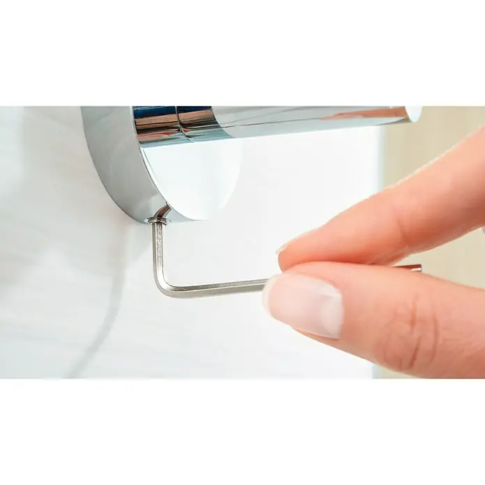 Tesa Montage-Set BK43-2 - 2 -tlg., Geeignet für: Badutensilien - Nahaufnahme einer Hand, die mit einem Inbusschlüssel ein verchromtes Produkt an einer Wand befestigt. Werkzeug im Einsatz.