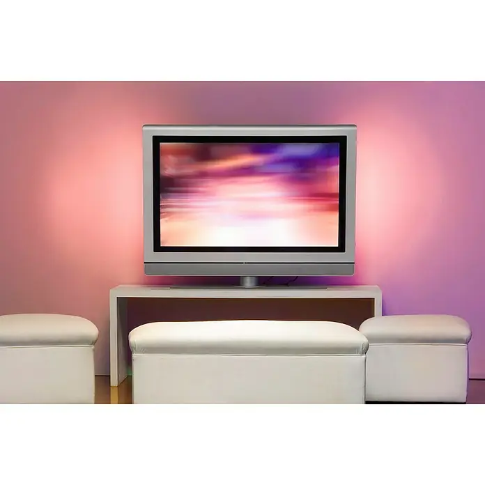 Tira LED 10 m - 10 m, RGB - Un moderno televisor de pantalla plana se sitúa sobre un mueble bajo blanco, flanqueado por taburetes blancos, sobre una pared rosa.