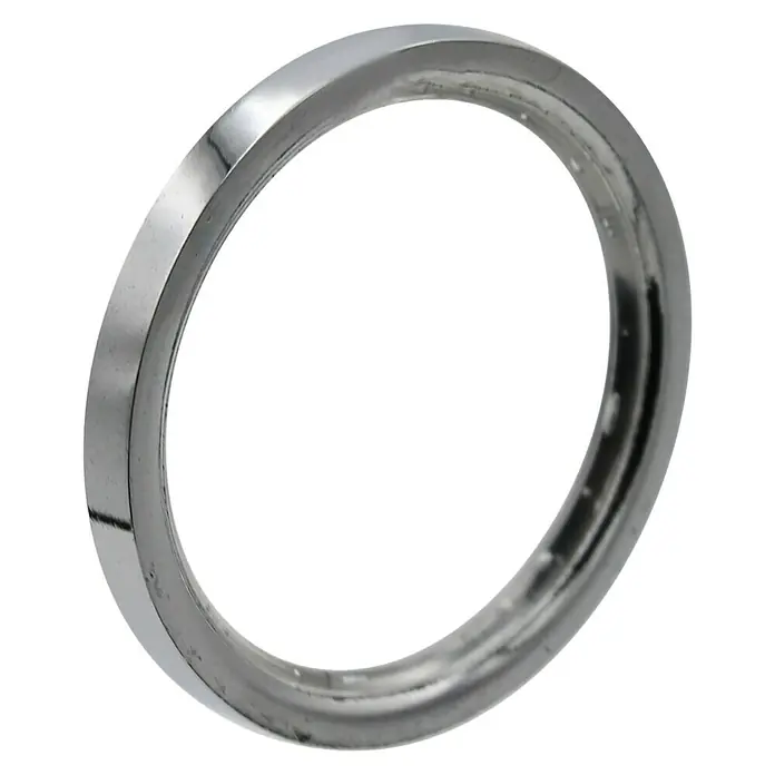 Expo Ambiente Flachring - Chrom, Geeignet für: Gardinenstangen Ø 20 mm, 10 Stk. - Nahaufnahme eines glänzenden, silberfarbenen Zierrings für Autos, der auf einem weißen Hintergrund liegt und dessen hochwertige Verarbeitung betont.
