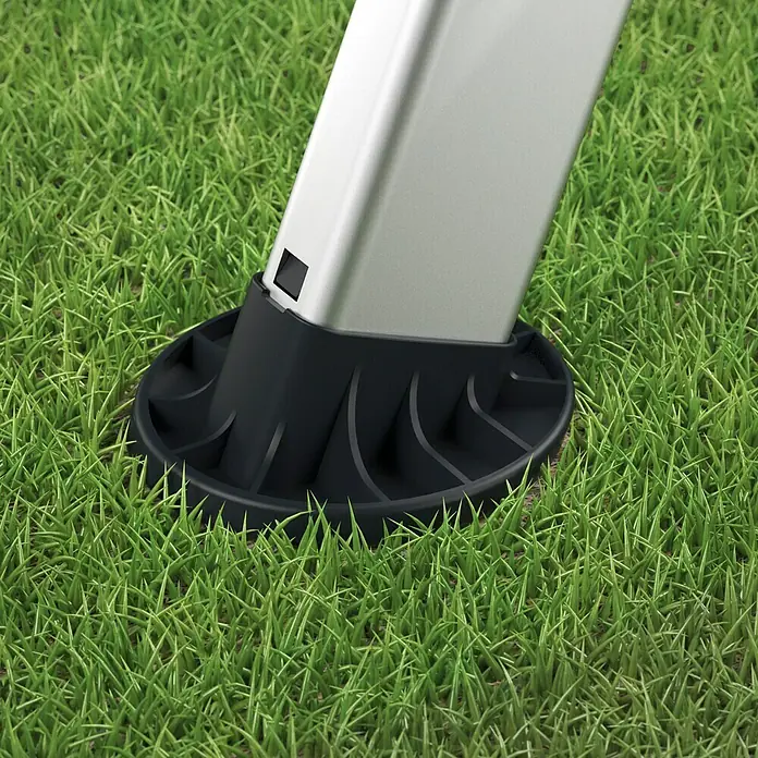 Hailo Wechselfuß-Set Easy Clix Garden L - Passend für: Hailo Stufenstehleitern (ab Baujahr 2015) - Detailaufnahme eines silbernen Pfostens mit schwarzer Basis, der auf einem Rasen steht. Das Produkt bietet stabilen Halt im Freien.