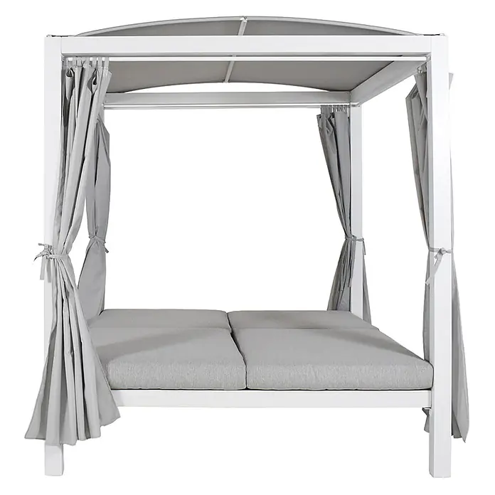 Home Deluxe Gartenliege LYON inkl. Abdeckung - B x T: 208 x 188 cm, Weiß, Grau, Polyester - Weißes Outdoor-Himmelbett mit grauen Kissen, hochgebundenen grauen Vorhängen und passendem grauen Dach.