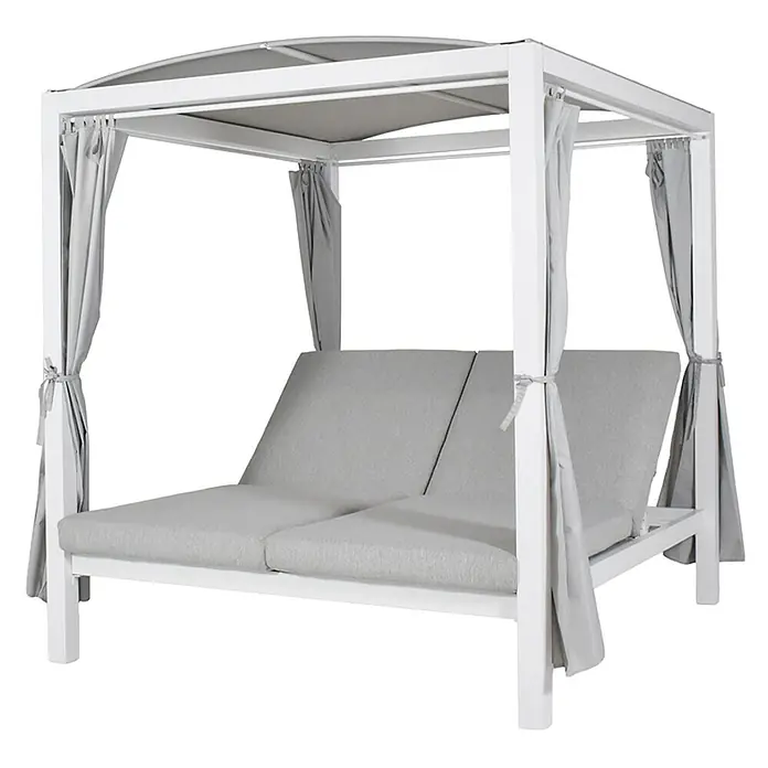 Home Deluxe Gartenliege LYON inkl. Abdeckung - B x T: 208 x 188 cm, Weiß, Grau, Polyester - Weißes Outdoor-Tagesbett mit grauen Polstern, Baldachin und zurückgebundenen Vorhängen.