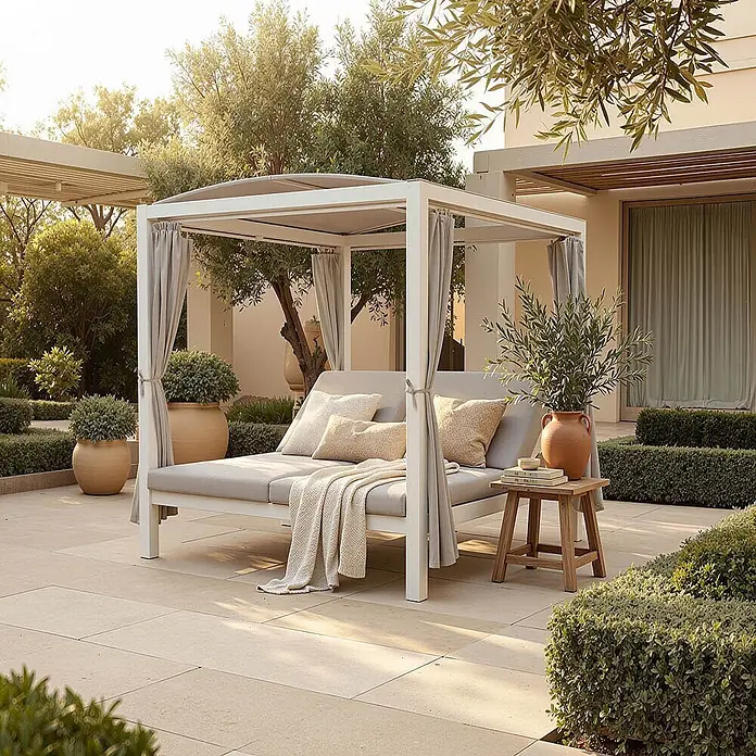 Home Deluxe Gartenliege LYON inkl. Abdeckung - B x T: 208 x 188 cm, Weiß, Grau, Polyester - Ein luxuriöses weißes Outdoor-Tagesbett mit Baldachin und grauen Polstern, verziert mit beigen Kissen und einer Decke, auf einer Terrasse.