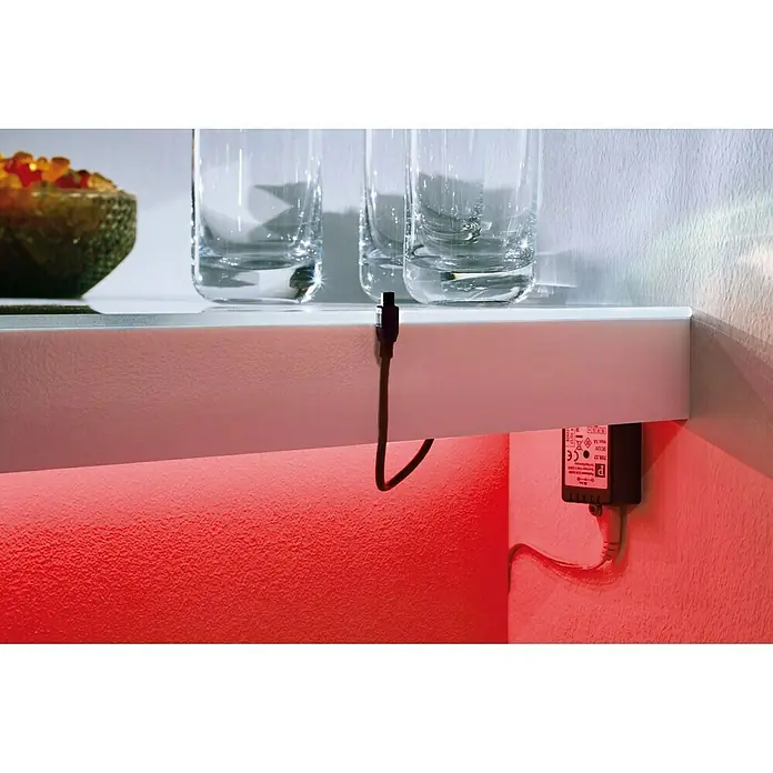 Paulmann YourLED LED-Band - 3 m, RGB - Nahaufnahme eines Regals mit Gläsern, einer Schale und roter LED-Beleuchtung, die eine gemütliche und moderne Atmosphäre schafft.