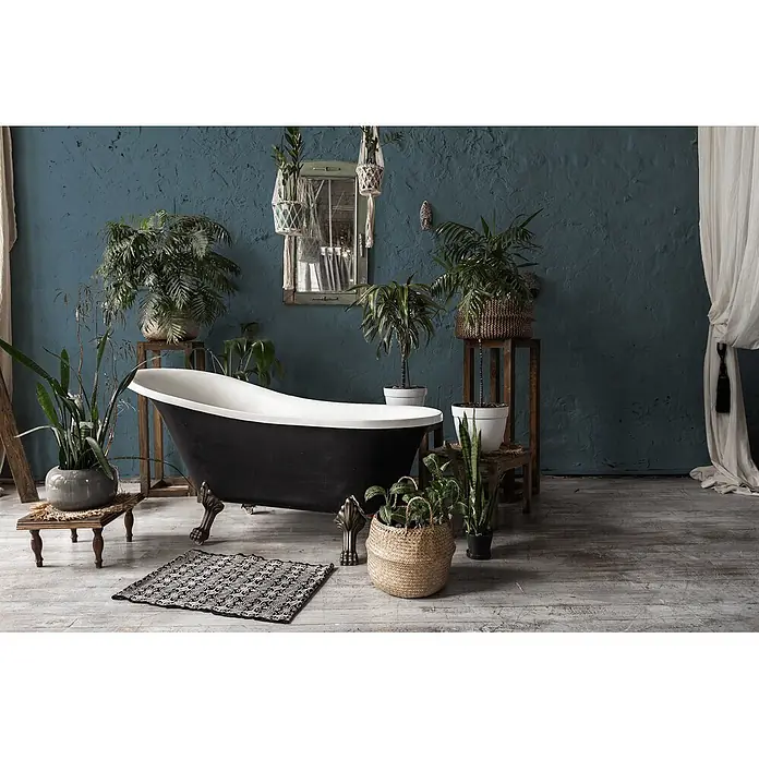 Livingwalls Wandfarbe Blau, Bluish Petrol DD125912 2,5l - Grün, Matt, 2,5 l - Eine klassische schwarz-weiße Klauenfußbadewanne mit kunstvollen Bronzefüßen in einem unkonventionellen Badezimmer mit Pflanzen.