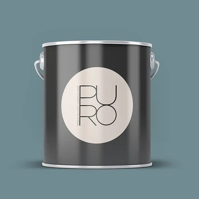 Livingwalls Wandfarbe Blau, Bluish Petrol DD125909 2,5l - Grün, Matt, 2,5 l - Dunkelgrauer Farbeimer mit cremefarbenem 'PURO'-Etikett für Premium-Wandfarbe, auf blaugrünem Hintergrund.