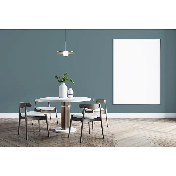 Livingwalls Wandfarbe Blau, Bluish Petrol DD125909 2,5l - Grün, Matt, 2,5 l - Modernes Esszimmer mit rundem weißem Tisch, goldener Säulenbasis und vier Holzstühlen mit weißen Sitzen auf Fischgrätparkett.