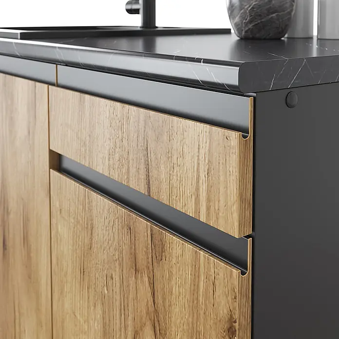 Vicco Küchenzeile Raul Goldkraft Eiche J-Shape, ohne Arbeitsplatte mit LED-Leisten - Goldkraft Eiche, Ohne Elektrogeräte - Moderne Küchenschränke mit Holzdekorfronten, integrierten dunklen Griffleisten und schwarzer Marmor-Arbeitsplatte.