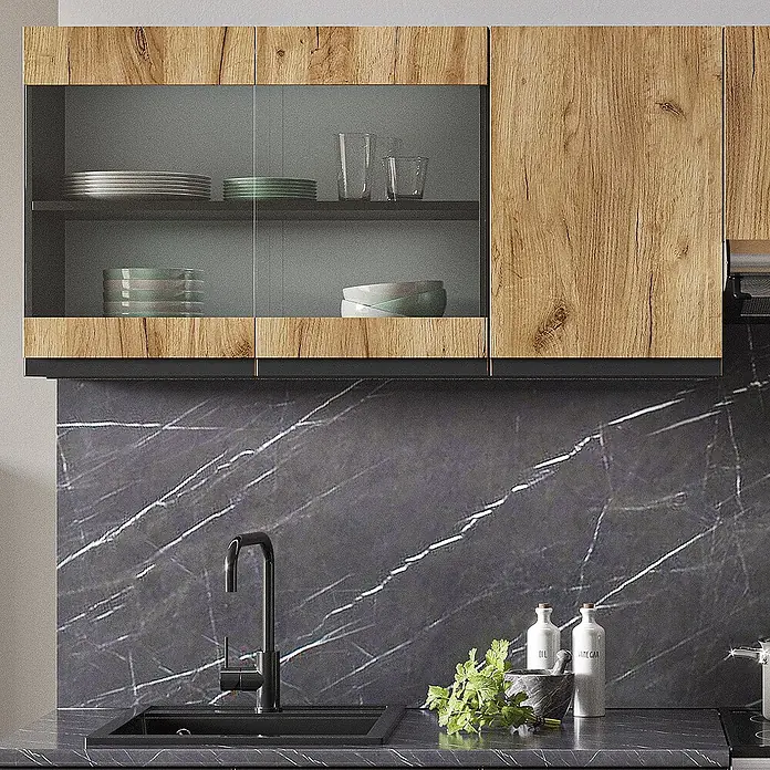 Vicco Küchenzeile Raul Goldkraft Eiche J-Shape, ohne Arbeitsplatte mit LED-Leisten - Goldkraft Eiche, Ohne Elektrogeräte - Moderne Küche mit hellen Holz- und Glasschränken, dunkler Marmor-Arbeitsplatte und schwarzem Spülbecken.
