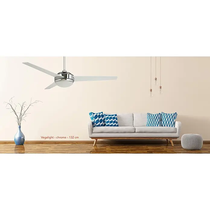Vam Deckenventilator VEGALIGHT chrom weiß/Kirschholz - Chrom - Kirsche, 1.320 mm, 46 W - Deckenventilator aus Chrom mit weißen Flügeln, 132 cm Durchmesser, in einem Wohnzimmer installiert.