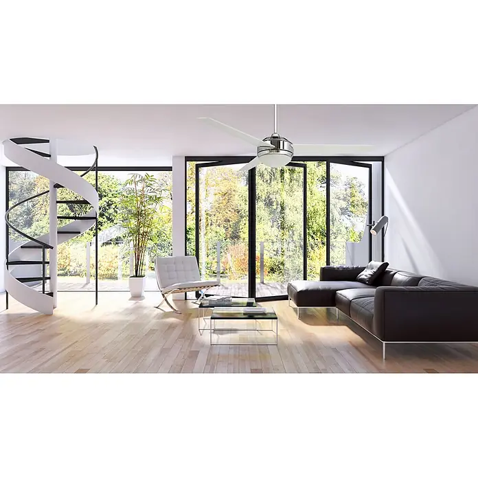 Vam Deckenventilator VEGALIGHT chrom weiß/Kirschholz - Chrom - Kirsche, 1.320 mm, 46 W - Ein moderner Deckenventilator mit weißen Flügeln und Chromgehäuse in einem zeitgenössischen Wohnzimmer zur Luftzirkulation.