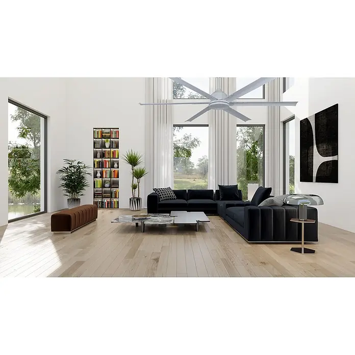 Vam Deckenventilator THE BIG 180 cm weiß - Weiß, 1.830 mm, 47 W - Großer, moderner hellgrauer Deckenventilator mit mehreren Rotorblättern in einem geräumigen Wohnzimmer.