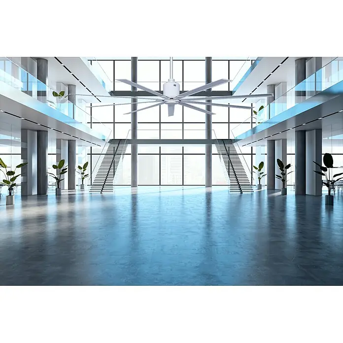 Vam Deckenventilator GIANT weiß 245 cm - Weiß Aluminiumflügel, 2.450 mm, 34 W - Weißer Großraumdeckenventilator mit acht Flügeln, der in einem modernen, offenen Gebäude für Luftzirkulation sorgt.