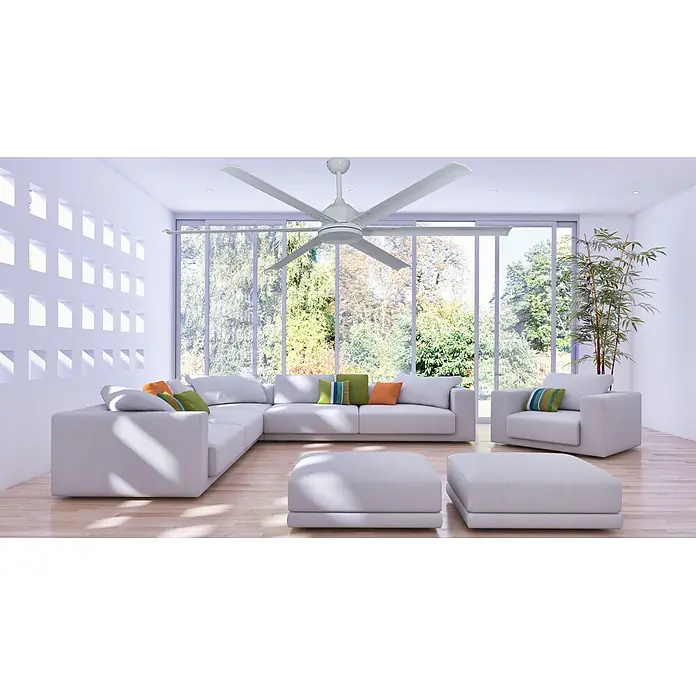 Vam Deckenventilator THE BIG 180 cm weiß - Weiß, 1.830 mm, 47 W - Großer weißer Deckenventilator mit sechs Flügeln, installiert in einem modernen Wohnzimmer über einem Sitzbereich.