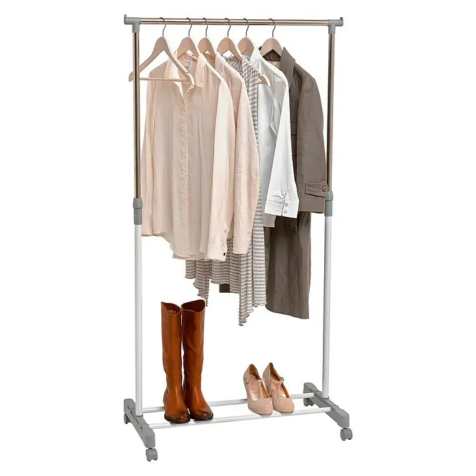 Perchero con ruedas + funda - L x An x Al: 75 x 42 x 165 cm - Un perchero con varias prendas y zapatos en un estante incorporado, ideal para organizar conjuntos y accesorios.