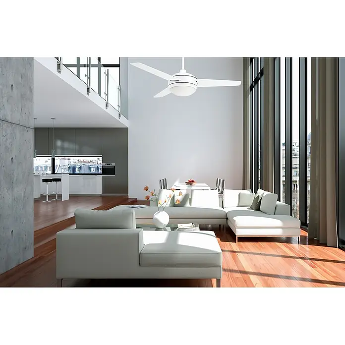 Vam Deckenventilator VEGALIGHT weiß 122 - Weiß Plywoodflügel weiß-Pinienholz, 1.220 mm, 46 W - Weißer Deckenventilator mit vier Flügeln und zentraler Leuchte in einem modernen Wohnzimmer.