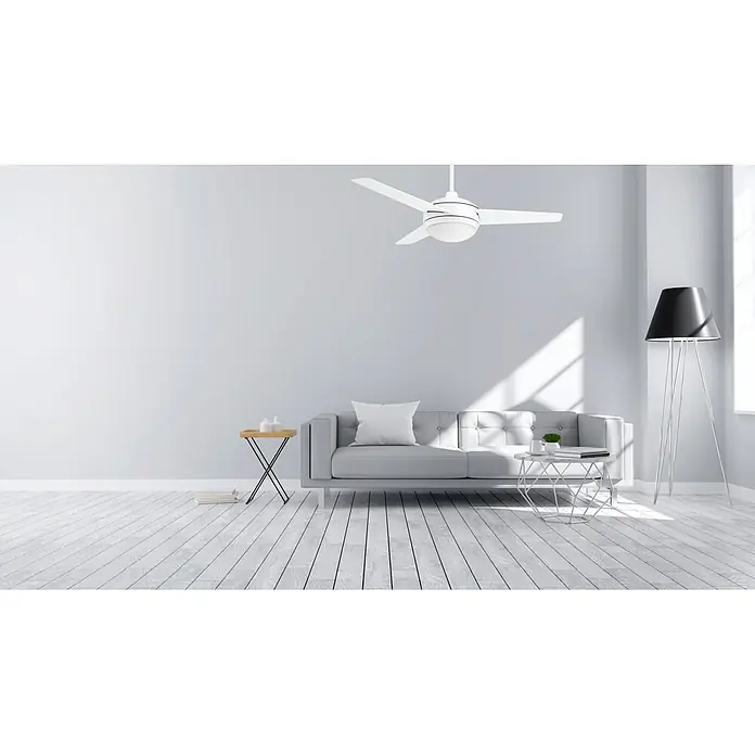 Vam Deckenventilator VEGALIGHT weiß 122 - Weiß Plywoodflügel weiß-Pinienholz, 1.220 mm, 46 W - Helles, minimalistisches Wohnzimmer mit grauem Sofa, weißem Deckenventilator und schwarzer Stehlampe.