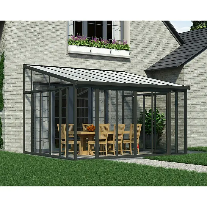 Palram – Canopia Wintergarten San Remo - B x T x H: 4,25 x 4 x 3,1 m, Anthrazitgrau - Das Bild zeigt eine elegante Terrassenüberdachung mit Glasdach und schwarzem Rahmen, die einen stilvollen Essbereich im Freien schafft.