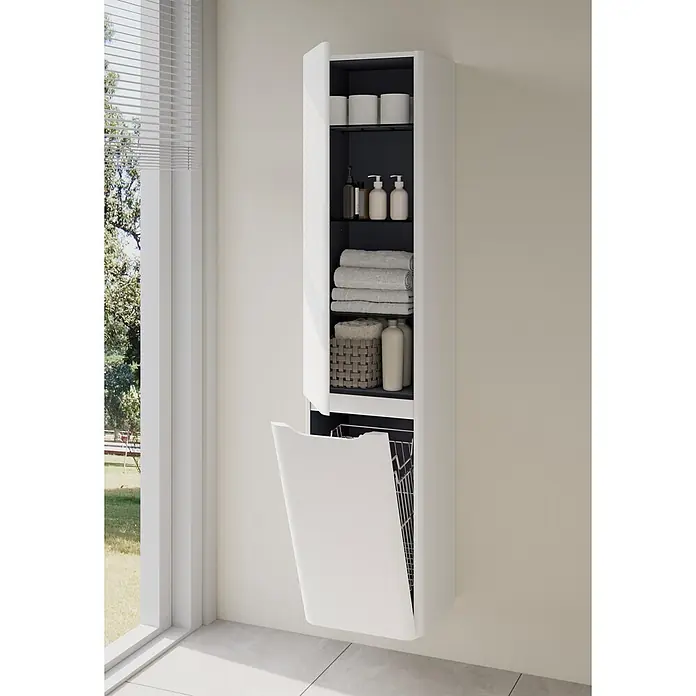 VitrA Hochschrank Integra Round - B x T x H: 40 x 37 x 180 cm, Weiß, DIN Anschlag: Links, Inklusive 3 Glasböden und Wäscheklappe - Weißer Wandhängeschrank mit offenen Türen, zeigt Toilettenartikel, Handtücher und einen Wäschekorb, neben einem Fenster.