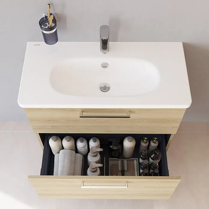 VitrA Root Flat Compact Badmöbel-Set Compact - B x T x H: 80 x 37 x 65 cm, Eiche Natur - Helles Holz Badmöbel mit weißem Waschbecken, Chromarmatur. Geöffnete Schublade zeigt organisierte Pflegeprodukte.