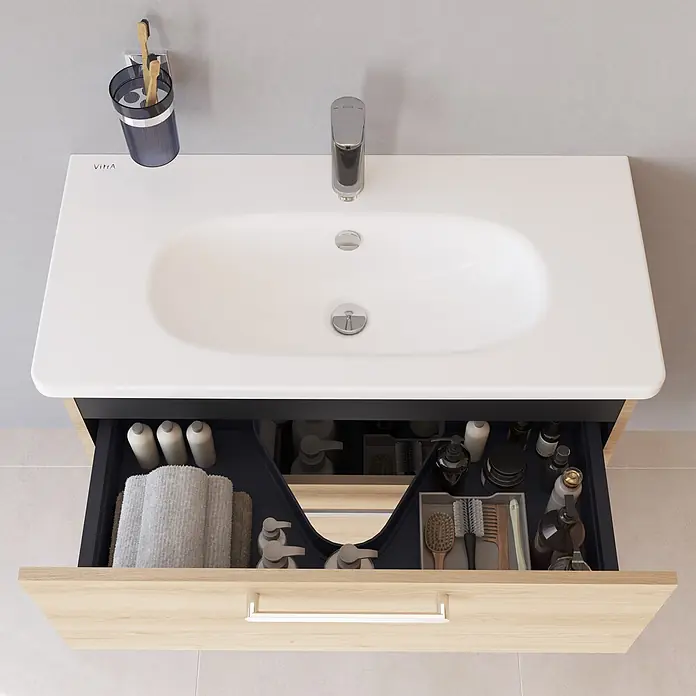 VitrA Root Flat Compact Badmöbel-Set Compact - B x T x H: 80 x 37 x 65 cm, Eiche Natur - Badwaschtisch aus hellem Holz mit weißem Waschbecken, Chromarmatur und geöffneter, organisierter Schublade mit Pflegeprodukten.