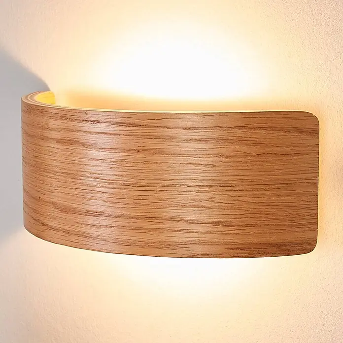 Lindby Wandleuchte Rafailia - Holz dunkel - Gebogene Wandleuchte aus Holz, die nach oben und unten leuchtet.