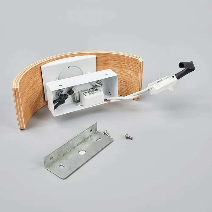 Lindby Wandleuchte Rafailia - Holz dunkel - Zerlegte Wandleuchte mit gebogener Holzrückwand, weißem Elektrokasten, Kabeln und Metallhalterung mit Schrauben.
