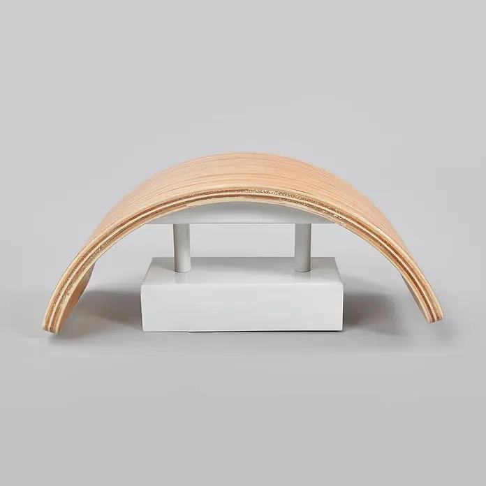 Lindby Wandleuchte Rafailia - Holz dunkel - Gewölbter Laptop-Ständer aus Holz mit weißem Sockel und Stützen.
