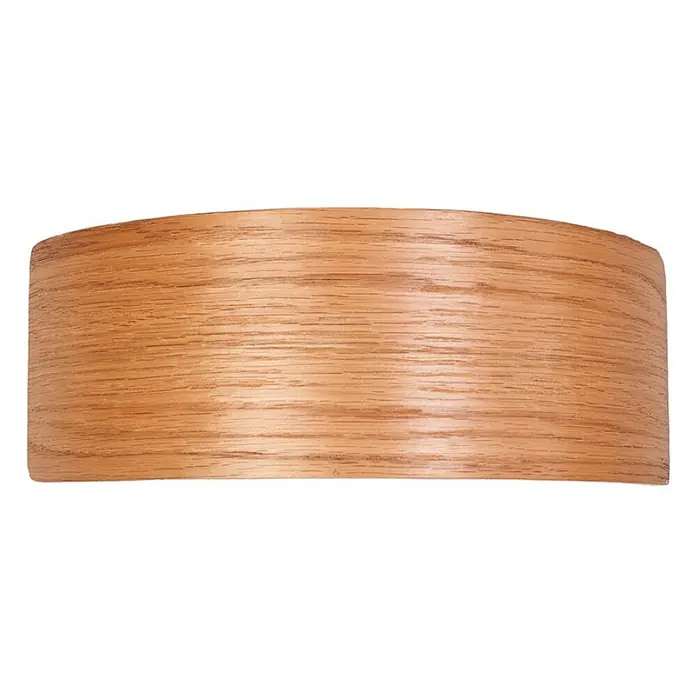 Lindby Wandleuchte Rafailia - Holz dunkel - Gebogenes Paneel aus hellem Eichenholz mit ausgeprägter Holzmaserung.