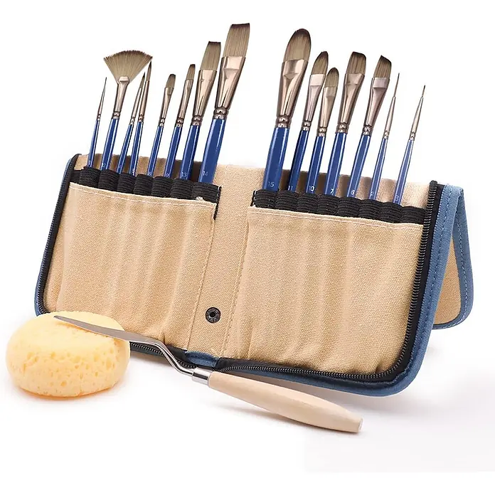 Artecho Künstlerpinsel-Set - 18 -tlg., Größe Pinsel: Rundpinsel: Größe 3, 4, 5 Flachpinsel: Größe 8, 9, 13, 14 Filbertpinsel (Katzenzunge): Größe 10, 11, 15 Feinpinsel / Linierpinsel: Größe 1, 2 Angewinkelte Pinsel: Größe 6, 7 Fächerpinsel: Größe 12 - Pinselset mit blauen Griffen in geöffneter beiger Canvas-Rolltasche, dazu ein Spachtel und gelber Schwamm.