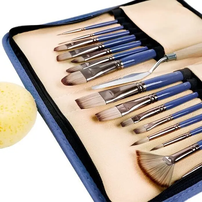 Artecho Künstlerpinsel-Set - 18 -tlg., Größe Pinsel: Rundpinsel: Größe 3, 4, 5 Flachpinsel: Größe 8, 9, 13, 14 Filbertpinsel (Katzenzunge): Größe 10, 11, 15 Feinpinsel / Linierpinsel: Größe 1, 2 Angewinkelte Pinsel: Größe 6, 7 Fächerpinsel: Größe 12 - Ein blaues Reißverschluss-Etui mit verschiedenen Kunstpinseln (flach, rund, Fächer) und einem Spachtel. Ein gelber Schwamm liegt daneben.