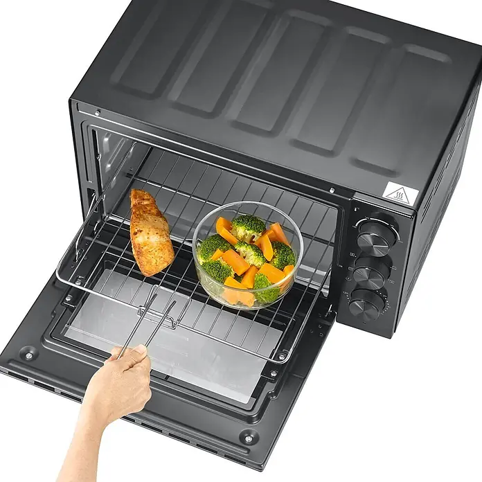 Severin Minibackofen TO2075 XL - Max. Leistung: 1.500 W, 30 l - Dunkelgrauer Toasterofen, offen, mit gebratenem Lachsfilet und Gemüseschüssel (Brokkoli, Karotten) auf dem Rost. Eine Hand justiert das Gitter.