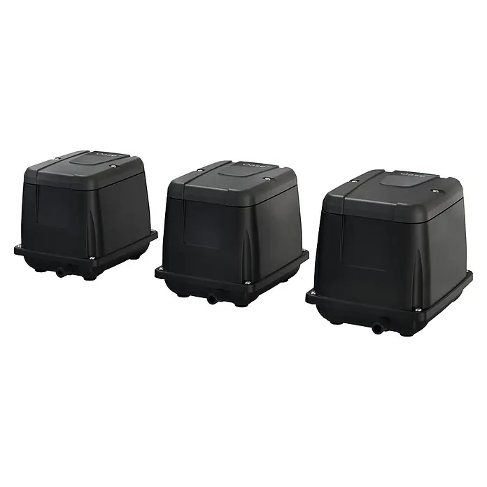Oase Teichbelüfter AQUA OXY - 125 W, Max. Fördermenge: 7.500 l/h - Drei schwarze, rechteckige Oase Teichpumpen mit dunkelgrauen Deckeln, sichtbaren Auslässen und Silberschrauben.