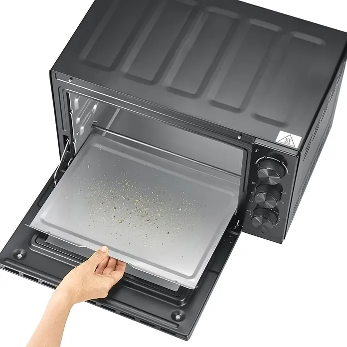 Severin Minibackofen TO2075 XL - Max. Leistung: 1.500 W, 30 l - Schwarzer Elektroofen mit offener Tür, eine Hand schiebt ein Krümelblech hinein.