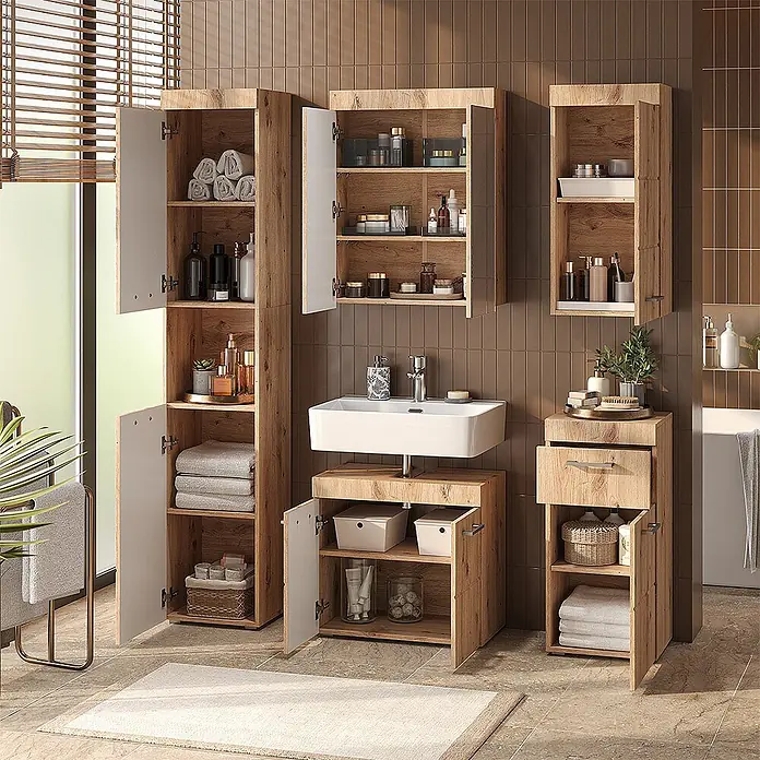 Vicco Badmöbel-Set Luna Eiche Wotan 5 Teile - Gesamtbreite Badmöbel: 134 cm, Eiche Wotan, Matt - Hellbraune Badmöbel-Garnitur mit weißen Türen, zur Organisation von Handtüchern und Toilettenartikeln um ein Waschbecken.