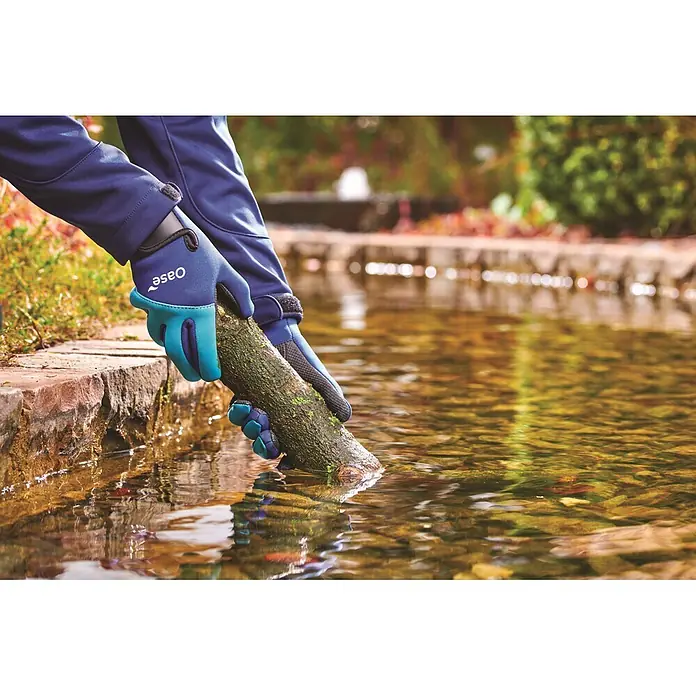 Oase Gartenhandschuhe PondGloves Teichhandschuhe - L, Blau - Person mit blauen und türkisen Oase Handschuhen hält einen Baumstamm im Wasser.
