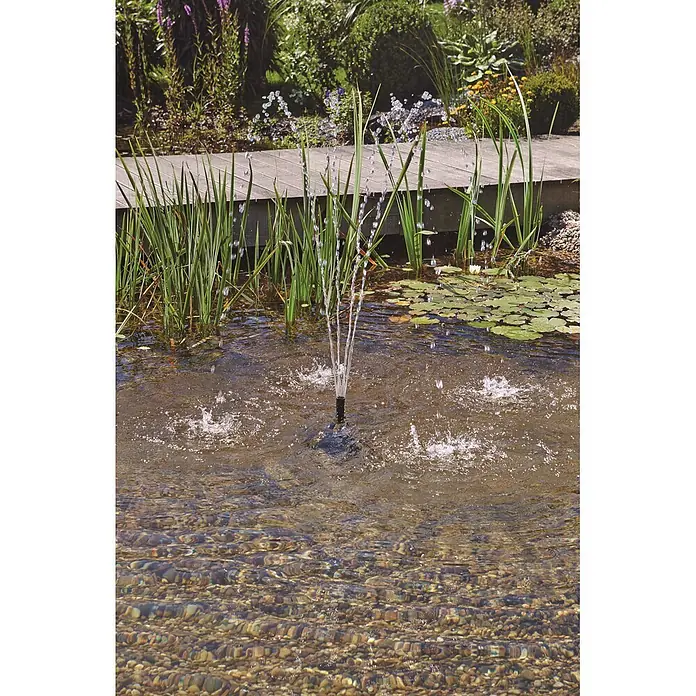 Pontec Unterwasserfilter Pontec PondoRell 5000 UVC - Passend für: Filterung von Gartenteichen bis 5.000 Liter ohne Fischbesatz - Kleine schwarze Springbrunnendüse sprüht Wasser in einem Teich mit Pflanzen und Holzsteg.