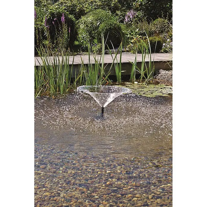 Pontec Unterwasserfilter Pontec PondoRell 5000 UVC - Passend für: Filterung von Gartenteichen bis 5.000 Liter ohne Fischbesatz - Ein schwarzer Springbrunnendüse erzeugt einen klaren, glockenförmigen Wasserstrahl in einem Teich, umgeben von grünen Pflanzen und einem Holzsteg.