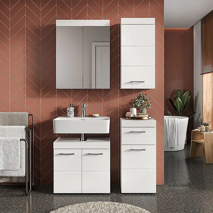 Vicco Badmöbel-Set Luna Weiß 5 Teile - Gesamtbreite Badmöbel: 134 cm, Weiß, Matt - Weißes modernes Badmöbelset mit Waschbeckenunterschrank, Spiegelschrank und zwei Hochschränken in einem stilvollen Badezimmer.