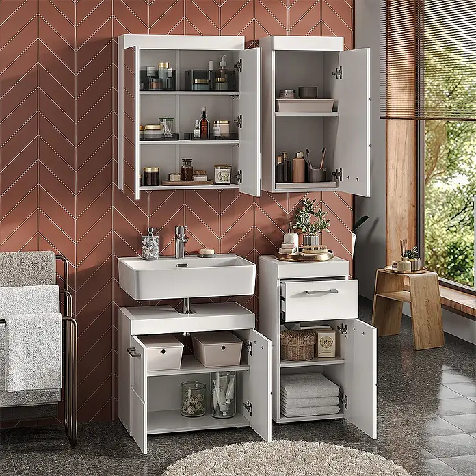 Vicco Badmöbel-Set Luna Weiß 4 Teile - Gesamtbreite Badmöbel: 97 cm, Weiß, Matt - Weiße Badezimmerschränke mit Waschbecken und Stauraum, gefüllt mit Pflegeprodukten und Handtüchern.