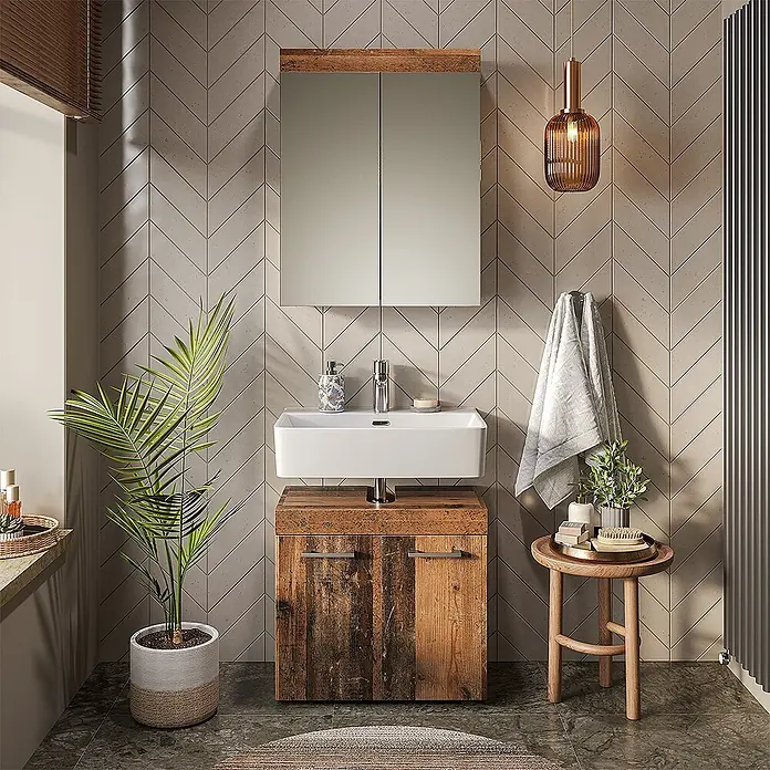 Vicco Badmöbel-Set Luna Oldstyle 2 Teile - Oldstyle, Matt - Ein weißes rechteckiges Waschbecken und rustikaler Holzwaschtisch mit Spiegelschrank in einem modernen Badezimmer.